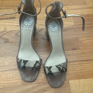 EUC Vince Camuto Winderly SZ 8.5 Nubuck Clear Snake Print Ankle Strap Sandal